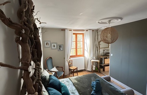 Folles Bed & Breakfast | Bed and Breakfast 'La Chambre JP À "Parenthèse"' with Mountain View, Shared Garden and Wi-Fi