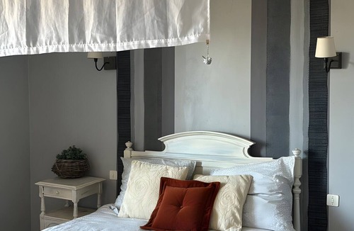 Folles Bed & Breakfast | Bed and Breakfast 'La Chambre Marcelle "La Parenthèse"' with Mountain View, Shared Garden and Wi-Fi