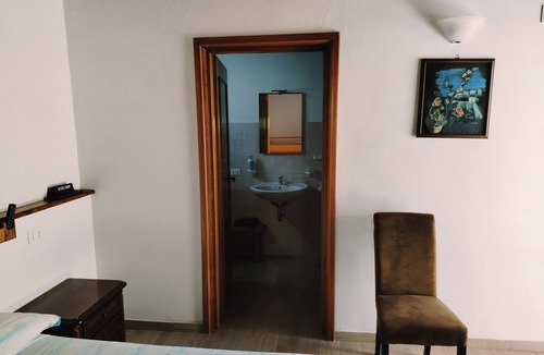 Fondi Bed & Breakfast | Bed and Breakfast 'Numero 1' with Shared Garden and Air Conditioning