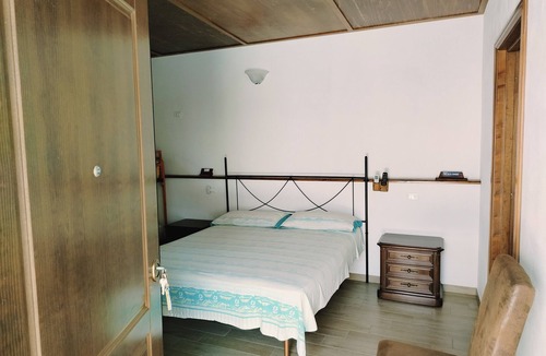 Fondi Bed & Breakfast | Bed and Breakfast 'Numero 1' with Shared Garden and Air Conditioning
