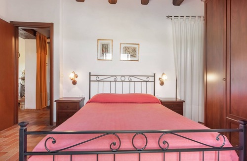 Bomba Cottage | Belvilla by OYO Vibrant Cottage near Lake in Bomba
