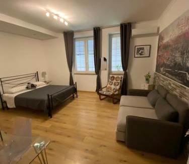 Zona XXXIII Acilia Sud House | BERNOCCHI ROMA APARTMENT, difronte metropolitana