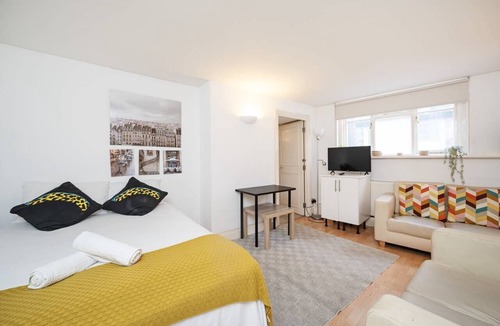 Bishopsgate Apartment | Bishopsgate apartment. Liverpool Street Station