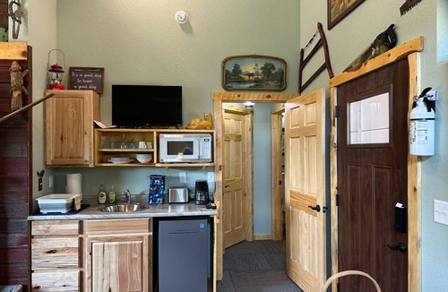 Hill City Cabin | Black Hills Home Cabins—ELOOSIVE MOOSE—in Hill City, near Lake, Mickelson Trail!