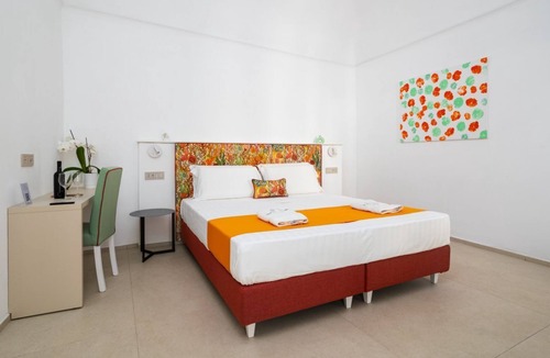 Meta House | 💎 Blu Sky Palace – Orange Room: Elegance & Comfort between Beach and Station