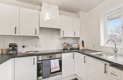 Woolwich Riverside Apartment | Book Now! 2-Bed, 2-Bath Xmas Home for Up to 6 Guests