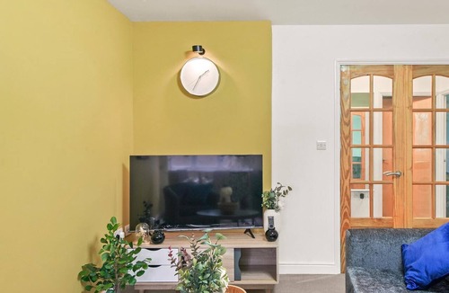 Woolwich Riverside Apartment | Book Now! 2-Bed, 2-Bath Xmas Home for Up to 6 Guests
