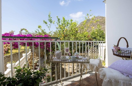 Meta House | Bougainville private suite with terrace near the station and the sea