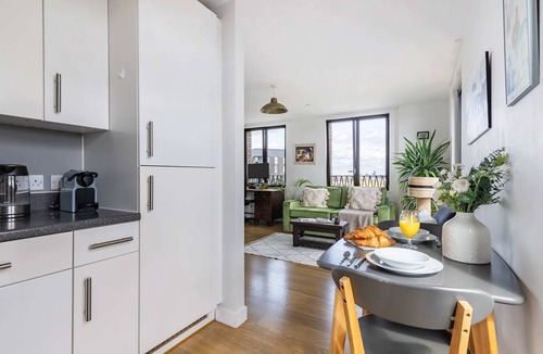 St. Pancras and Somers Town Apartment | Bright 1BR with City Views by King's Cross