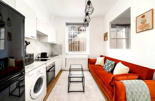 West Kensington Apartment | Bright 2BR Apartment in West Kensington