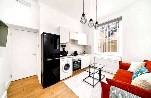 West Kensington Apartment | Bright 2BR Apartment in West Kensington