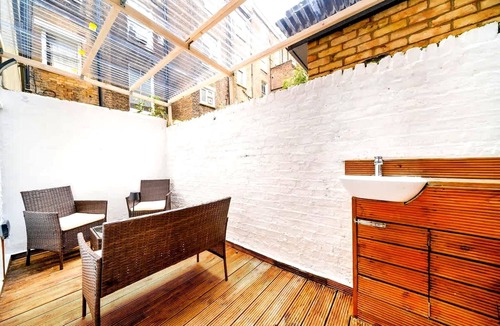 West Kensington Apartment | Bright 2BR Apartment in West Kensington