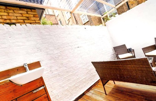 West Kensington Apartment | Bright 2BR Apartment in West Kensington