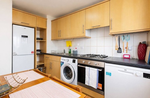 Hammersmith and Fulham Apartment | Bright 3BR-Near Tube-Easy Access to Central London
