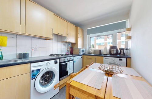 Hammersmith and Fulham Apartment | Bright 3BR-Near Tube-Easy Access to Central London