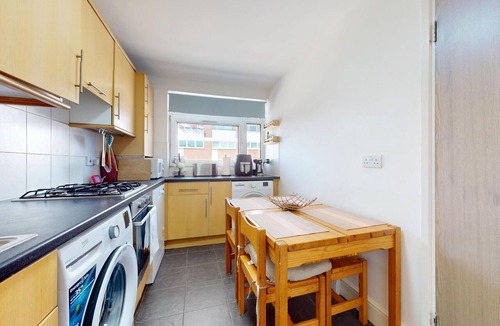 Hammersmith and Fulham Apartment | Bright 3BR-Near Tube-Easy Access to Central London