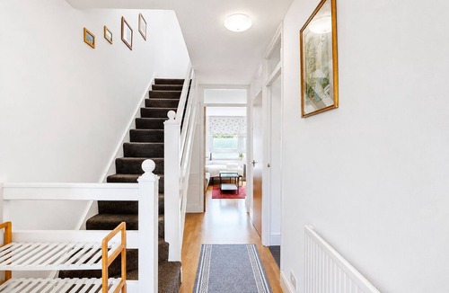 Hammersmith and Fulham Apartment | Bright 3BR-Near Tube-Easy Access to Central London