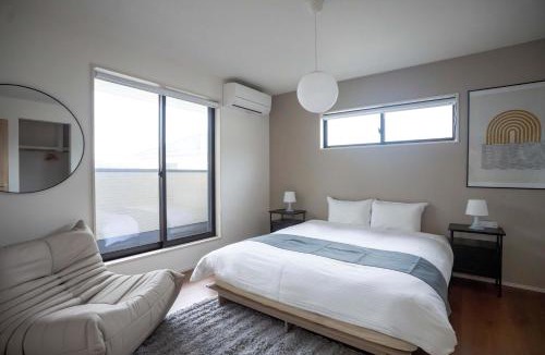 Ozu Apartment | Bright 4BR Home in Ozu Sleeps 11 by Restavio