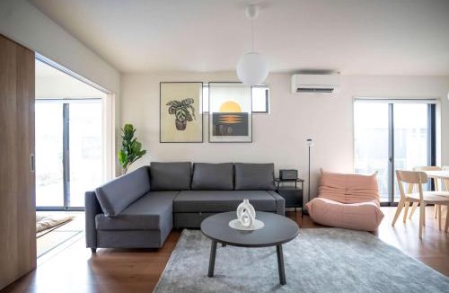 Ozu Apartment | Bright 4BR Home in Ozu Sleeps 11 by Restavio