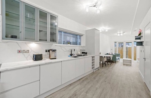 East Acton Apartment | Bright and stylish 1 bedroom flat, great location!