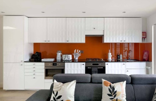 Angel Apartment | Bright Angel 2 BR Duplex with Balcony Sleeps 5