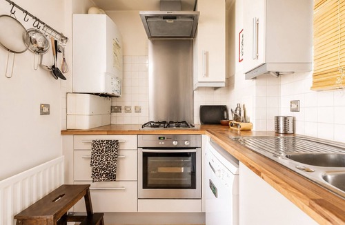 Shadwell Apartment | Bright artistic flat in Central London