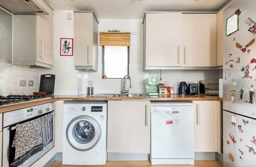 Shadwell Apartment | Bright artistic flat in Central London