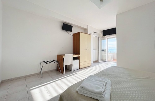 Monte Sant'Angelo Bed & Breakfast | Bright B&B with Sea View Balcony - 102 - Santangelo - Pool