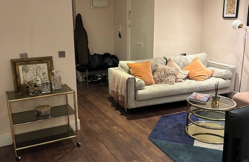Tottenham Apartment | Bright modern apartment minutes from Tottenham Station direct Victoria line