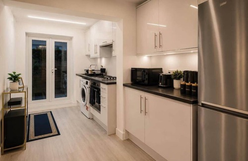 Islington Apartment | Bright N1 Studio | Tube + Garden | Sleeps 4