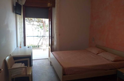 Pineto Bed & Breakfast | Bright quadruple room a stone throw from the sea