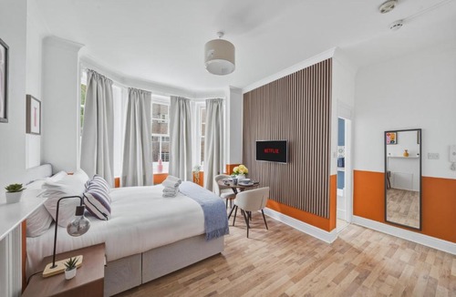 West Kensington Apartment | Bright Studio Stay Near Barons Court Tube Station