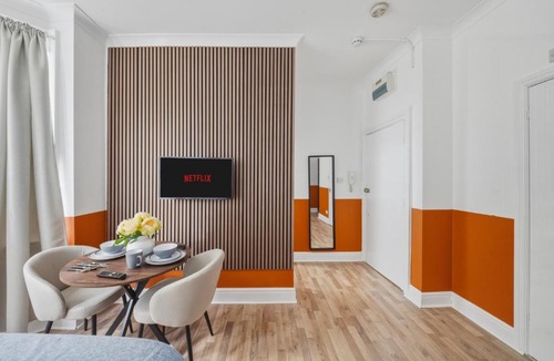 West Kensington Apartment | Bright Studio Stay Near Barons Court Tube Station