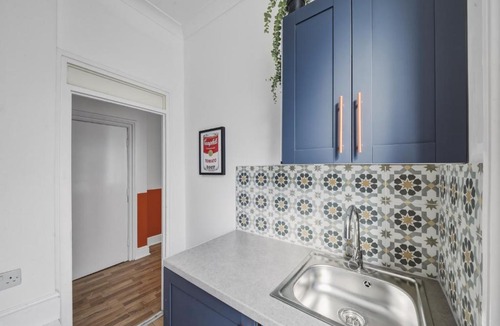 West Kensington Apartment | Bright Studio Stay Near Barons Court Tube Station