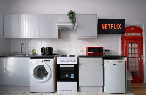 Lancaster Gate Apartment | British-style (10) Studio in Hyde Park