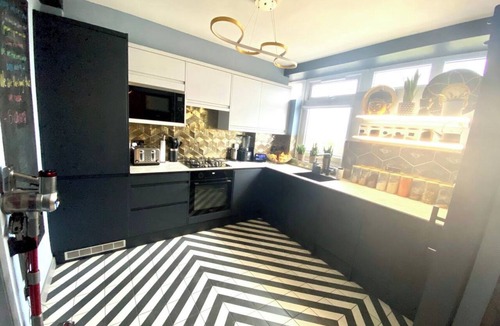 Brixton Hill Apartment | Brixton Colourful 2 Double Bed Flat