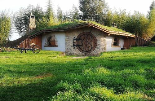 Salles-en-Toulon House | Cabane de Hobbit insolite proche Futuroscope - Le Coteau des Fadets
