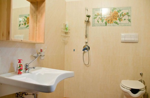 Laureana Cilento House | camellia room with bathroom for the disabled