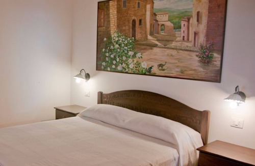 Laureana Cilento House | camellia room with bathroom for the disabled