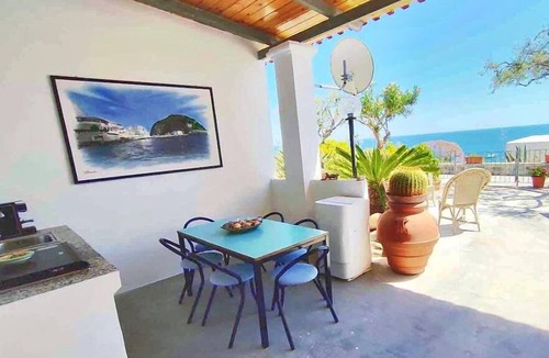 Sant'Angelo Cottage | "Casa Angiolina" 1 minute from the world-famous Fumarole beach.