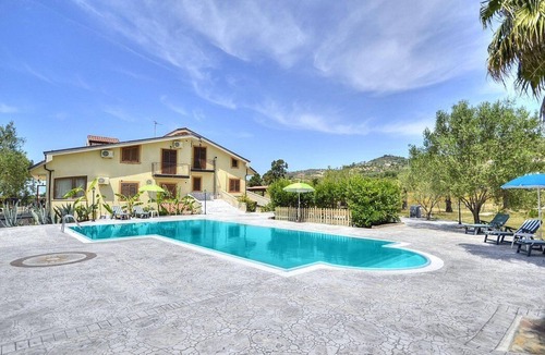 Ascea House | Casa Clelia B: A cozy and welcoming apartment surrounded by the greenery.