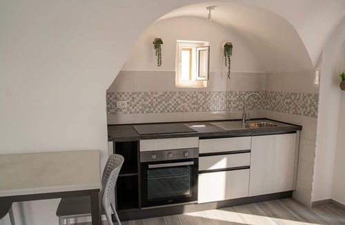 Monte Sant'Angelo House | Casa Lotario Secondo: Mountain View, Balcony & Wi-Fi in Monte Sant'Angelo