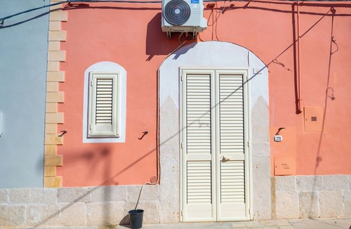 Trinitapoli House | Casa Lucia – Two-room apartment with double bed, single bed, and baby cot