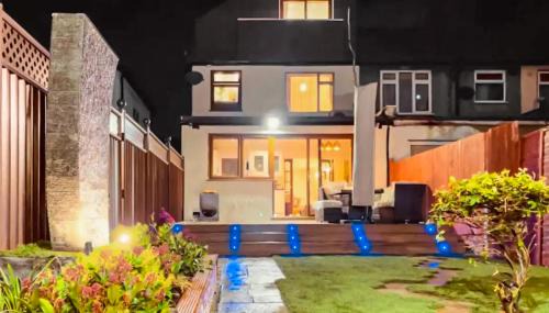 West Hendon House | Casa Marina- 4 bedroom house with garden, balcony & Split unit Air conditioning