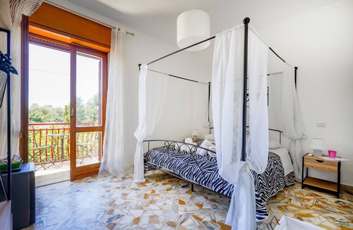 Santo Spirito Apartment | 'Casa Merlino - Double Room' with Balcony, Wi-Fi and Air Conditioning