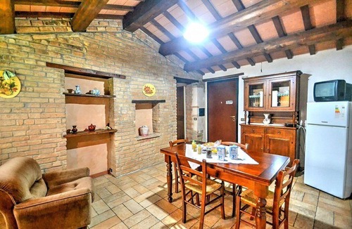 Sarnano House | Casa Noriana C: A characteristic and welcoming apartment situated in a quiet location, surrounded by a wonderful garden, with Free WI-FI.