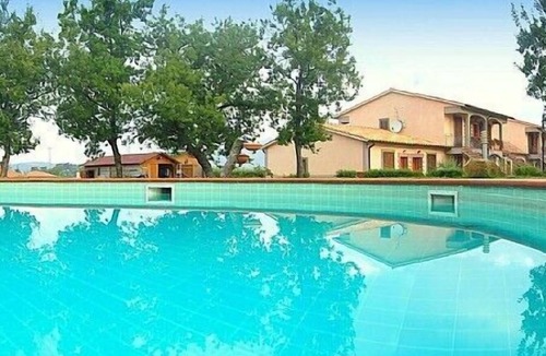 Sorano House | Casa Pegaso A: A welcoming apartment built on a hillside, surrounded by meadows and woods.