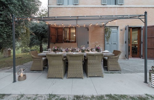 Petriolo House | Casa Rosa, a typical Marche dwelling with a Provençal flavor