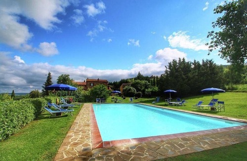 Castiglione d'Orcia House | Casa Salvia C: A two-story apartment surrounded by meadows and by green hills, with Free WI-FI.