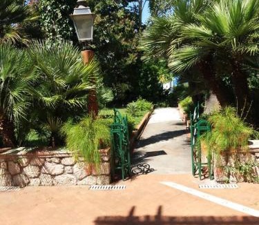 Tiberio Apartment | Casa Silvana 2 Casa con giardino by ItaliaHost
